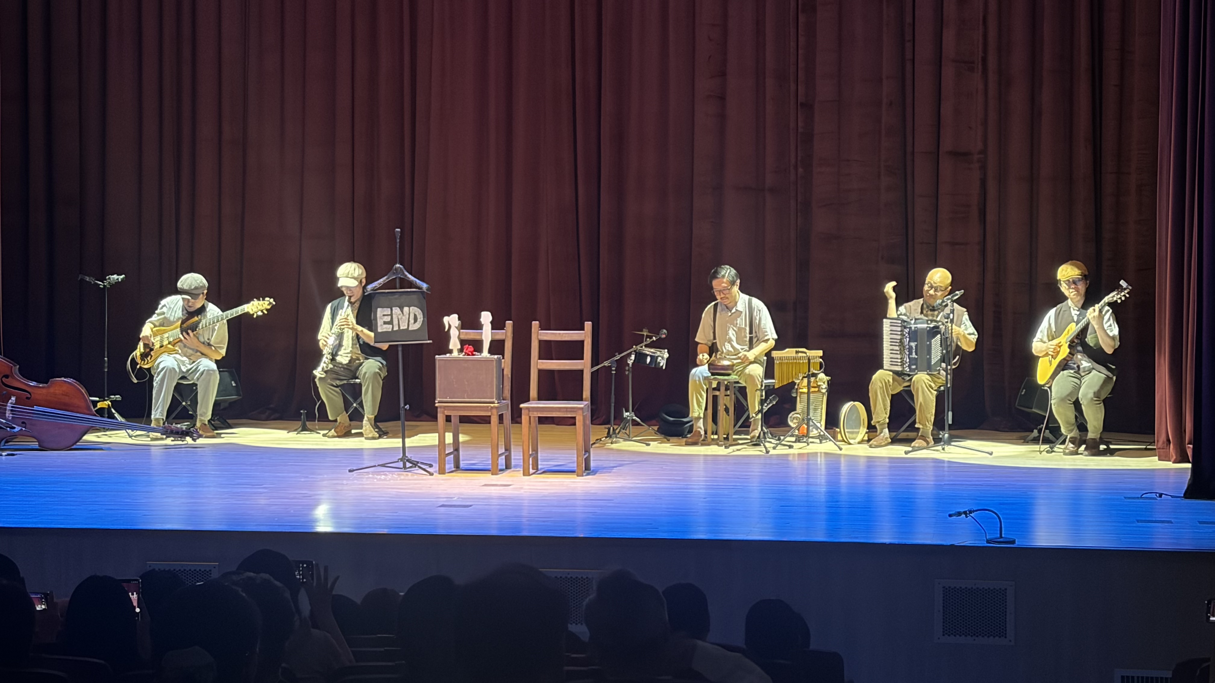 서커스 음악극 <체어, 테이블, 체어>