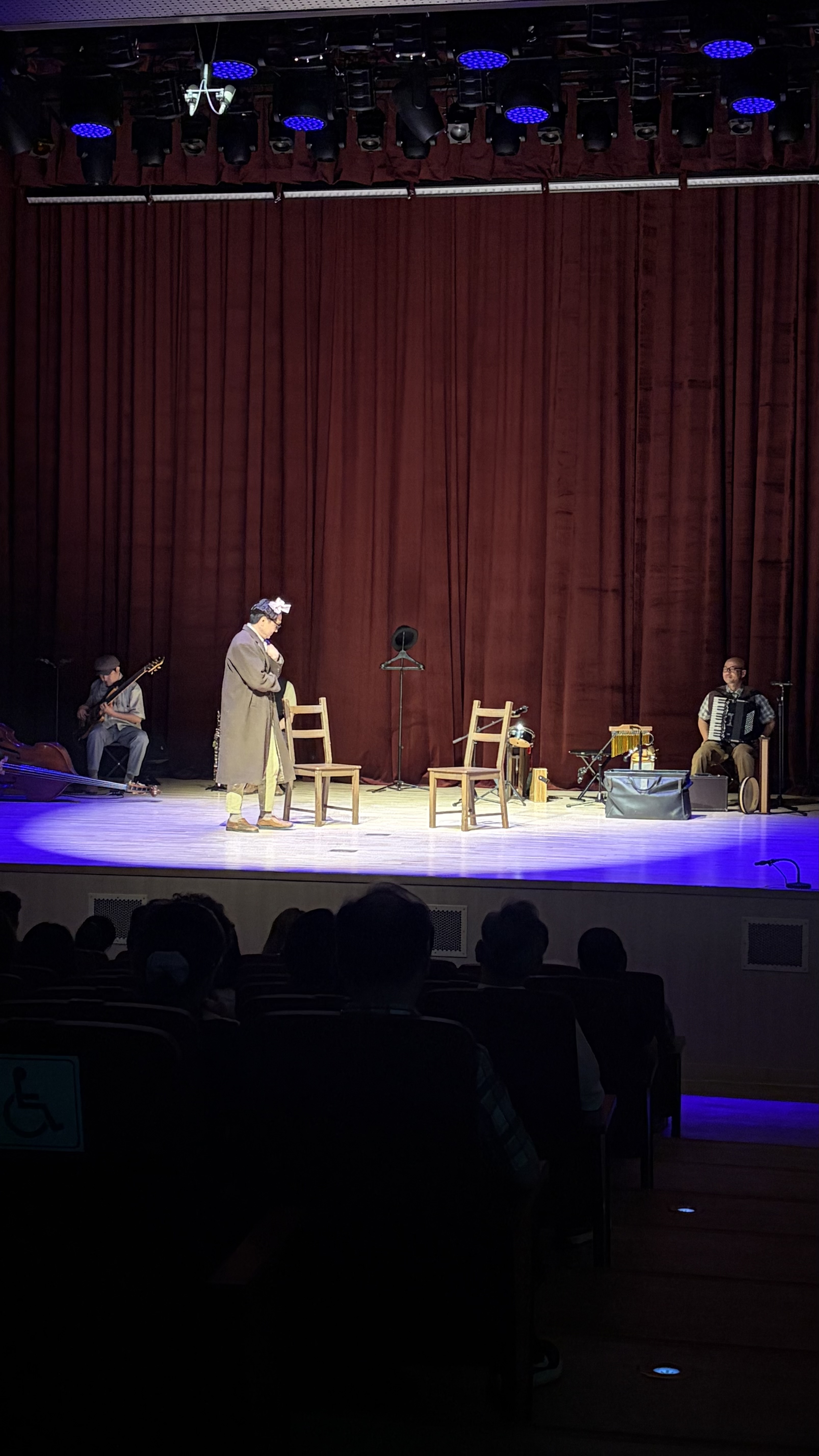 서커스 음악극 <체어, 테이블, 체어>